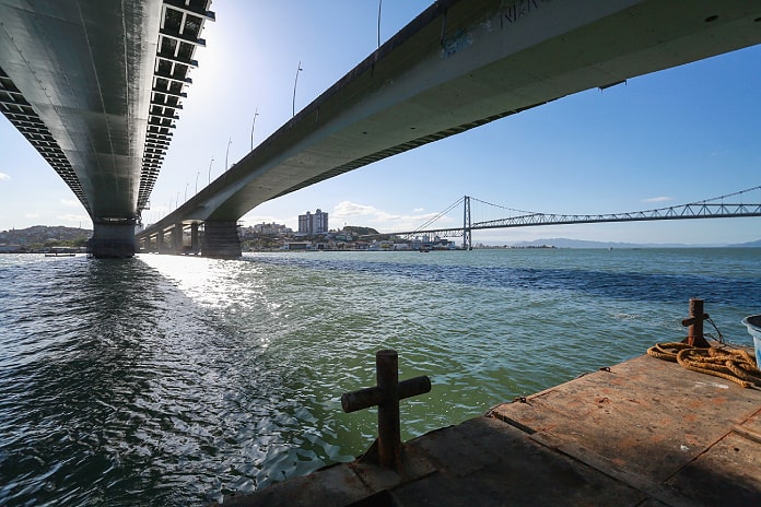 pontes vistas de baixo do lado insular com o mar abaixo em destaque em dia de sol