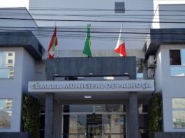 fachada da câmara de vereadores de palhoça com inscrição e bandeiras hasteadas