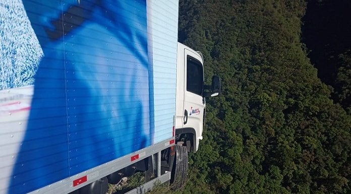 caminhão pendurado com a parte da frente sobre o precipício