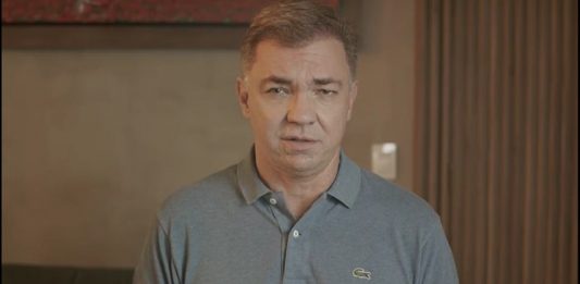 Gean Loureiro: “O ato foi consensual e fui alvo de uma armação covarde” gean loureiro em close olha para a câmera; ele usa uma camisa cinza da lacoste