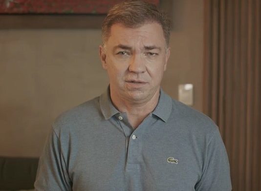 Gean Loureiro: “O ato foi consensual e fui alvo de uma armação covarde” gean loureiro em close olha para a câmera; ele usa uma camisa cinza da lacoste
