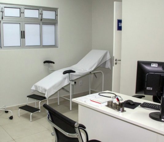 Postos de saúde de São José focam no Novembro Azul consultório do posto de saúde; com maca ao fundo e mesa com cadeira e computador em primeiro plano