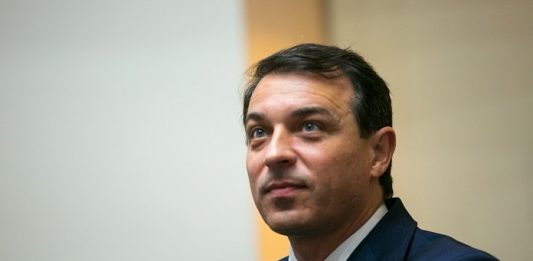 moisés olhando para cima