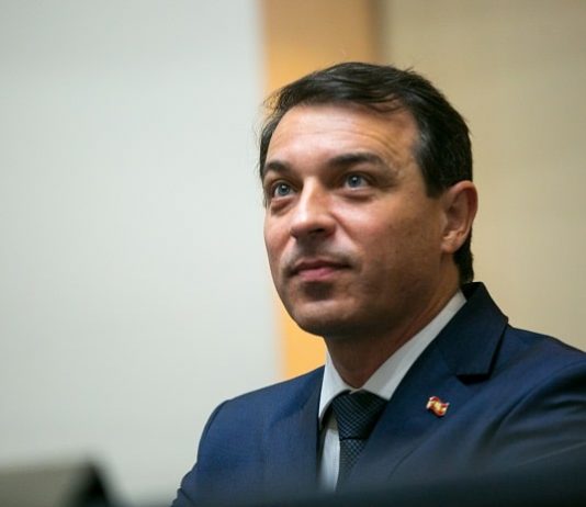 moisés olhando para cima