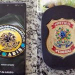 composição de duas fotos de um celular com foto de carteira da abin e de um distintivo de delegado da pf