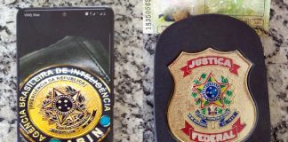 composição de duas fotos de um celular com foto de carteira da abin e de um distintivo de delegado da pf