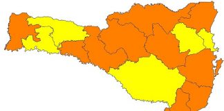mapa de sc divido em 16 regiões, nas quais cinco estão pintadas de amarelo e 11 de laranja