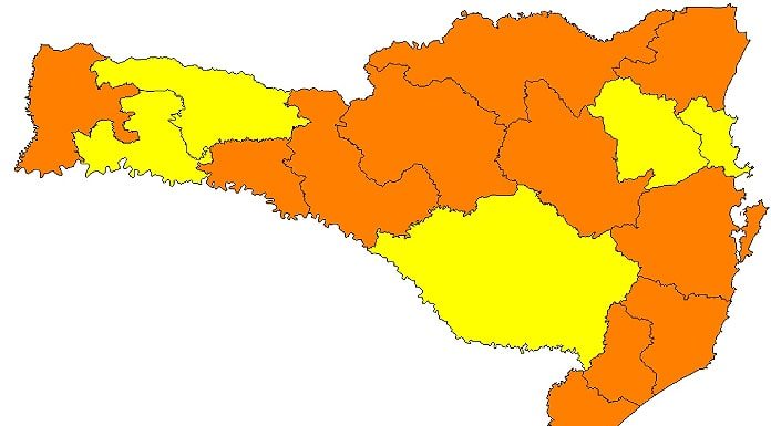 mapa de sc divido em 16 regiões, nas quais cinco estão pintadas de amarelo e 11 de laranja