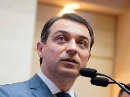 close em moisés falando ao microfone e olhando para cima e para o alto