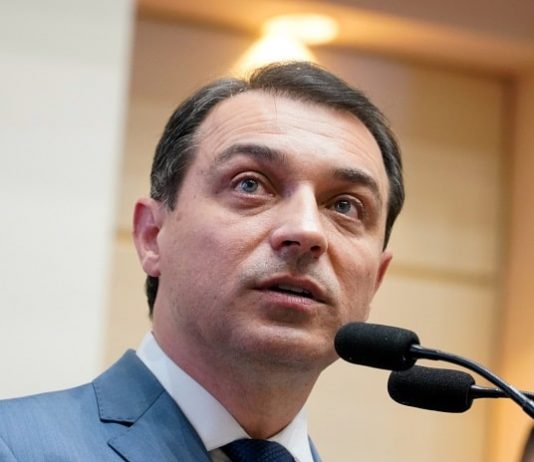 close em moisés falando ao microfone e olhando para cima e para o alto