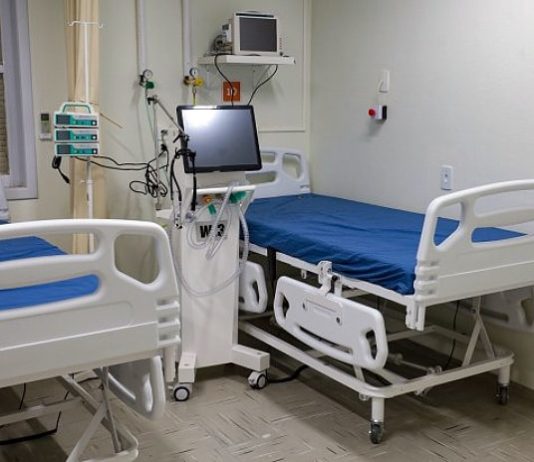 novos leitos UTI: duas camas de uti lado a lado com equipamentos