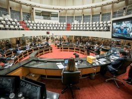 Apenas uma pessoa foi eleita por votos “próprios” para a Alesc plenário da alesc visto por trás da mesa diretora