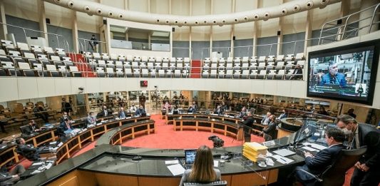 Alesc define tramitação da reforma da previdência plenário da alesc visto por trás da mesa diretora