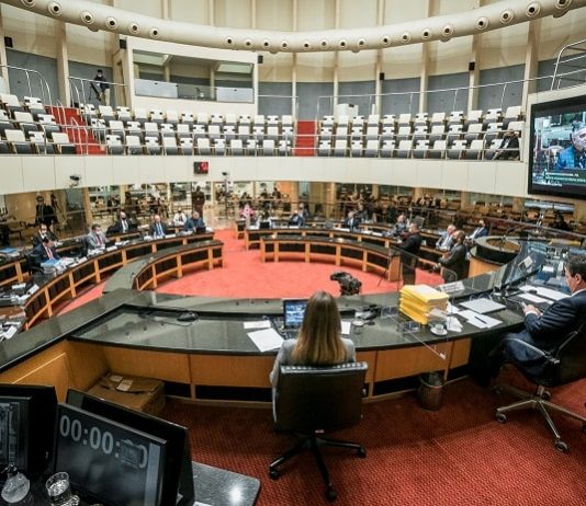 Julgamento de Moisés no primeiro pedido de impeachment será nesta sexta (27) plenário da alesc visto por trás da mesa diretora