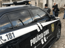 Quadrilha que engana vítimas em aplicativo de relacionamento é presa na Grande Florianópolis Funcionários da Celesc: viatura da pc em servidão com policias em pé na frente