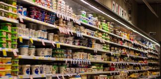 prateleiras de produtos lácteos em supermercado