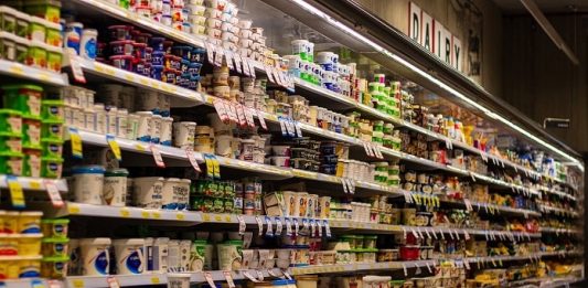 prateleiras de produtos lácteos em supermercado
