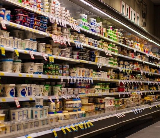 prateleiras de produtos lácteos em supermercado