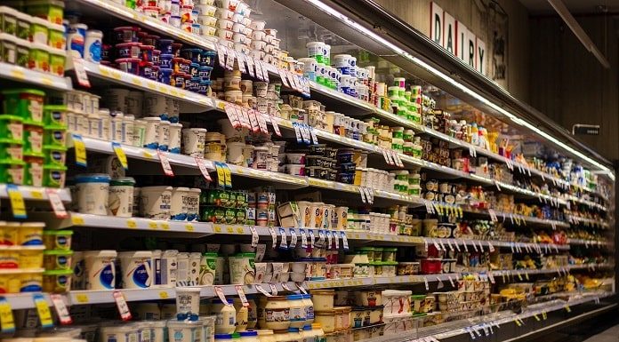 prateleiras de produtos lácteos em supermercado