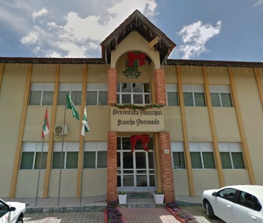 fachada da sede da prefeitura de rancho queimado