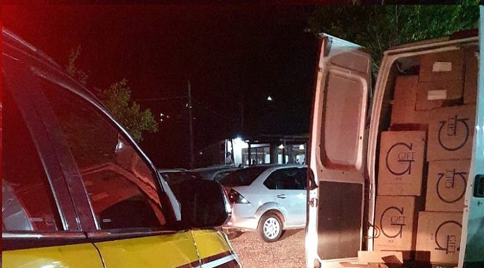 PRF apreende 50 mil maços de cigarros contrabandeados na BR 101 em Biguaçu