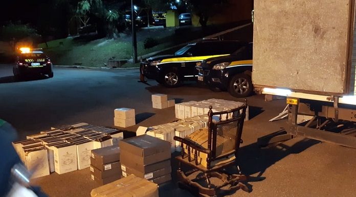 PRF apreende mais de R$ 117 mil em vinhos importados irregularmente na BR 101 em Palhoça