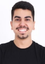 Vereador Cryslan de Moraes de frente, sorrindo e com camisa preta