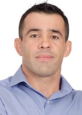 Vereador Alexandre Cidade, foto de frente com camiseta azul