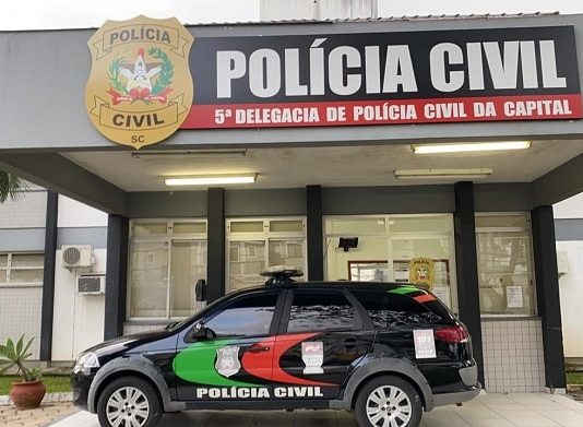 Casal que daria golpe de R$ 100 mil em idosa é preso em Florianópolis fachada da delegacia com viatura estacionada sob a marquise