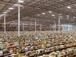 enorme galpão de centro logístico com milhares de caixas sobre prateleiras