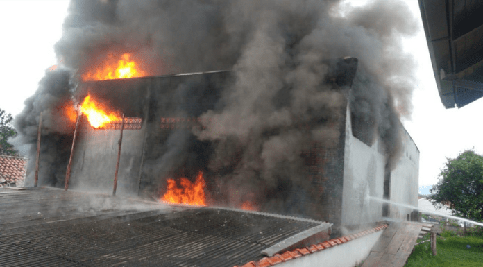 incêndio em uma fábrica de velas, bastante fumaça