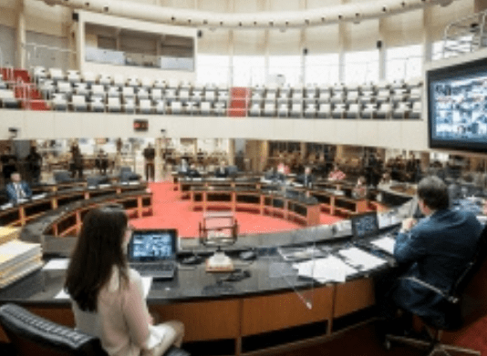 Relatório da PF no 2° processo de impeachment de Moisés é rejeitado pelo Tribunal Sessão de instalação do tribunal