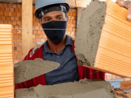 Setor de serviços cresce pelo quinto mês consecutivo em Santa Catarina Pedreiro construindo um muro