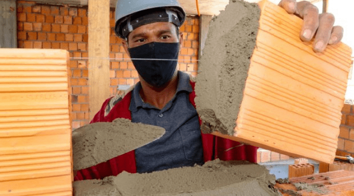 Pedreiro construindo um muro