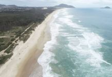 Imagem aérea de praia do litoral catarinense - alerta de ventos e mar agitado