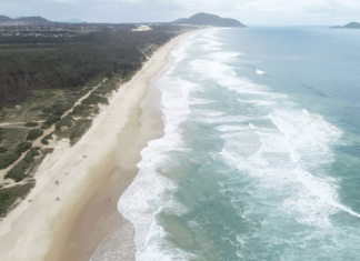 Mar agitado toma conta do Litoral Sul e da Grande Florianópolis entre quinta e sábado Imagem aérea de praia do litoral catarinense - alerta de ventos e mar agitado