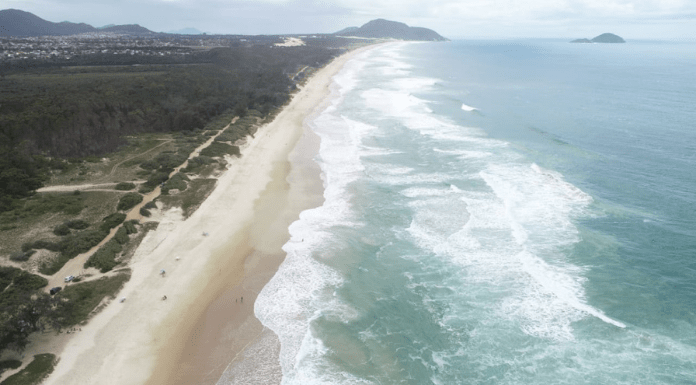 Imagem aérea de praia do litoral catarinense - alerta de ventos e agitação matítima