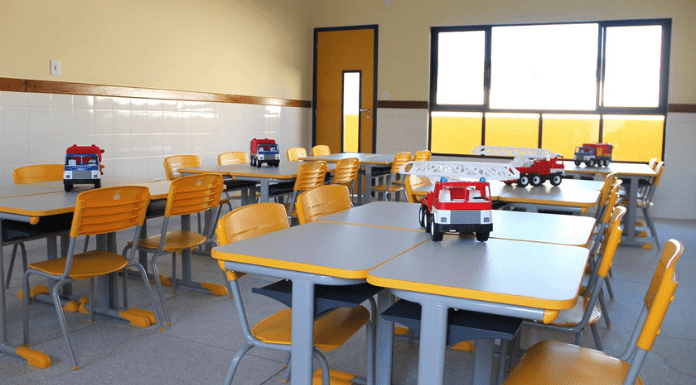 Sala de aula com classes e cadeiras vazias