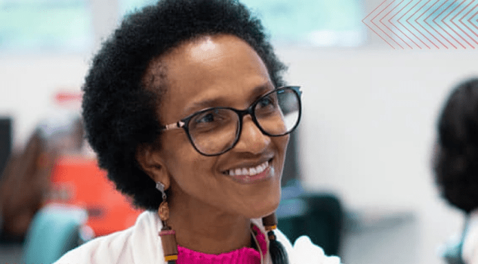 Vereadora de Joinville, Ana Lúcia Martins, de óculos, sorrindo e olhando para a direita