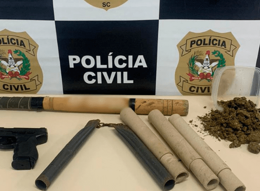 PC deflagra Operação “Hooligans II” contra torcida organizada do Figueirense Simulacro de arma de fogo, 140 gramas de maconha, armas brancas, rojões