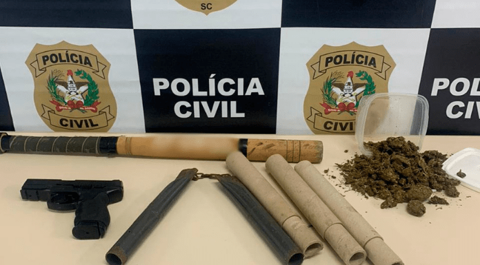 Simulacro de arma de fogo, 140 gramas de maconha, armas brancas, rojões
