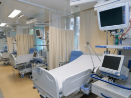 Camas de leitos de uti vazias com equipamentos ao lado: casos