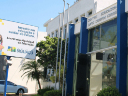 SMED: Placa da Secretaria Municipal da Educação de Biguaçu em frente ao prédio do Centro Educacional David Crispim