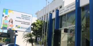 SMED: Placa da Secretaria Municipal da Educação de Biguaçu em frente ao prédio do Centro Educacional David Crispim
