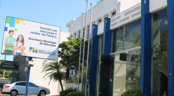 SMED: Placa da Secretaria Municipal da Educação de Biguaçu em frente ao prédio do Centro Educacional David Crispim