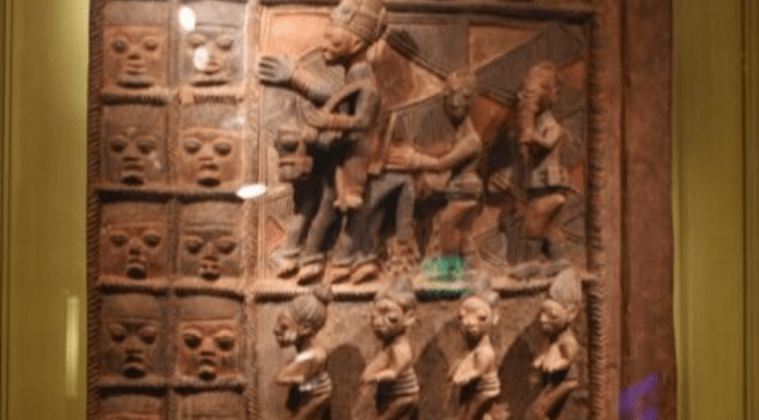 Portas do palácio de Ikere-Ekiti, na atual Nigéria, um dos reinos iorubás da região (Wikimedia Commons)