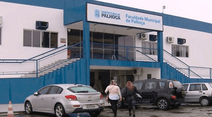 Fachada da Faculdade Municipal de Palhoça
