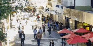 Pessoas andando no centro de Florianópolis