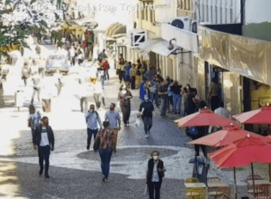 Pessoas andando no centro de Florianópolis