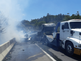 Caminhoneiro morre carbonizado na BR 101 em Paulo Lopes; filas passaram de 30km Caminhão branco tombado e queimado na pista